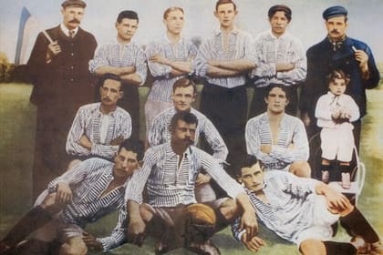 Primera imagen de un equipo de Boca (1906). Arriba: Juan Brichetto (linesman), José Farenga, Pedro Moltedo, Alberto Penney, Marcelino Vergara y Santiago Bacigaluppi. — En el centro: Germán Grande, Arturo Penney, Juan Priano. — Abajo: Juan Antonio Farenga, Juan De los Santos y Luis Cerezo. (Falta Gui