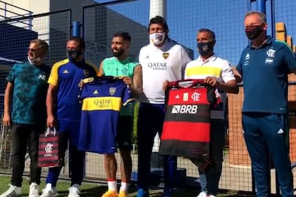 La dirigencia de Boca encabezada por Jorge Bermúdez, Marcelo Delgado y Raúl Cascini, le obsequió a Gabigol la camiseta número 10 de Carlos Tevez