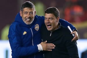 Boca acaba de eliminar a Racing por penales y Sebastián Battaglia festeja junto a su ayudante, Juan Krupoviesa