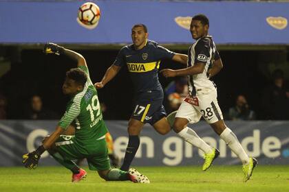 Wanchope Abila anota el tercer gol de Boca
