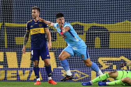 Pons celebra su gol, el del empate de Arsenal ante Boca en la Bombonera.