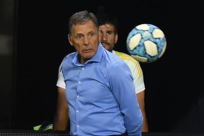 Russo durante la igualdad del sábado ante Arsenal, por la Copa Diego Maradona, que lo dejó más preocupado.