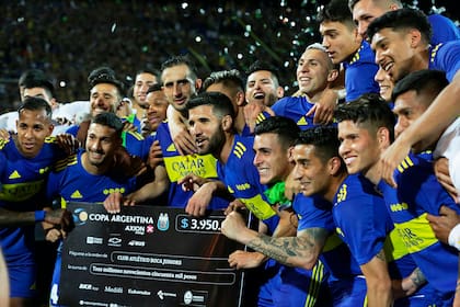 Boca celebra su pase a la final de la Copa Argentina luego de 1-0 a Argentinos en Mendoza, en la primera semifinal por la Copa Argentina.