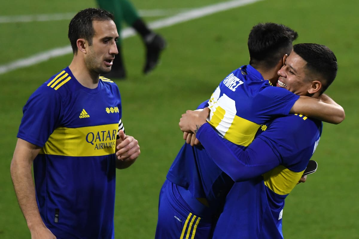 Boca enfrenta a Colón en la Bombonera