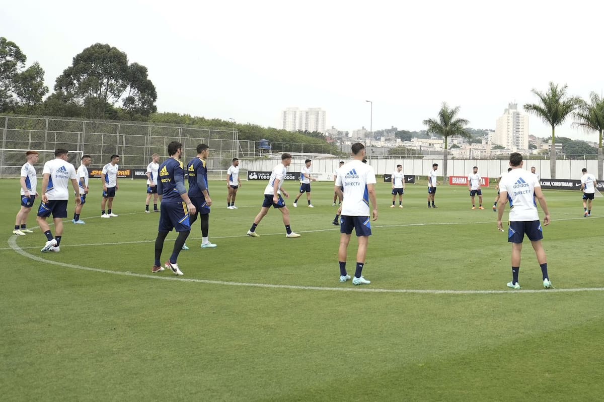 Boca entrenándose en el predio de Corinthians, con la geografía de San Pablo, en la activación previa al partido de esta noche con Palmerias