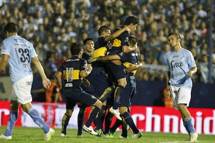 Boca festejó de visitante y sigue arriba