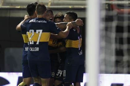 Boca festejó un debut triunfal ante Olimpo