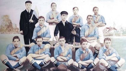 Boca en 1905, con la banda amarilla diagonal