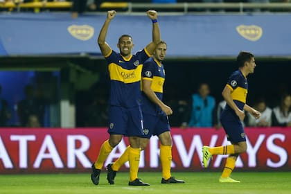 Wanchope celebra su gol ante Paranaense