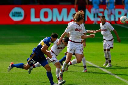 Boca - Lanús, por la Copa de la Liga: el equipo de Russo gana con gol de cabeza de Izquierdoz, tras un córner de Pavón, y se mete en los cuartos de final