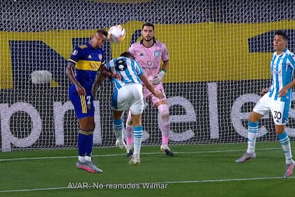 Sebastián Villa cerró los ojos en el salto y la pelota rebotó en su hombro izquierdo; fue el gol de Salvio, para el 1-0 de Boca sobre Racing