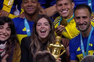 Boca venció a Barcelona por penales y se quedó con la Maradona Cup: Izquierdoz comparte el trofeo con Dalma y Gianinna
