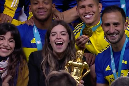 Boca venció a Barcelona por penales y se quedó con la Maradona Cup: Izquierdoz comparte el trofeo con Dalma y Gianinna