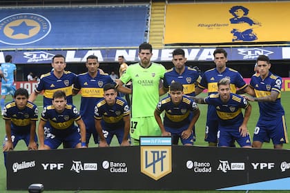 Julio Buffarini (abajo, a la derecha) fue el único habitual titular en la formación xeneize que se enfrentó con Arsenal y no pasó de un 1-1 en La Bombonera.