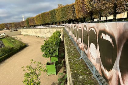 Bocanada, interferencia con obra de Graciela Sacco en el Jardín de las Tullerías, en París, en el marco de la feria París+ par Art Basel
