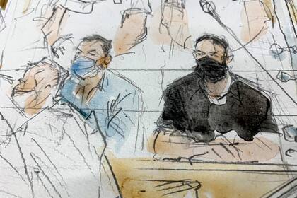 Boceto del archivo del 8 de septiembre de 2021 en el que aparece el acusado clave de los ataques terroristas de 2015 en París, Salah Abdeslam (derecha) y Mohammed Abrini en una sala especial construida para el juicio. (Noelle Herrenschmidt vía AP, Archivo)
