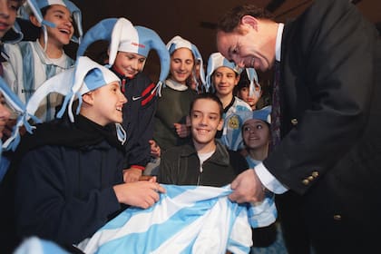Bochini, con hinchas, firmando camisetas del seleccionado nacional