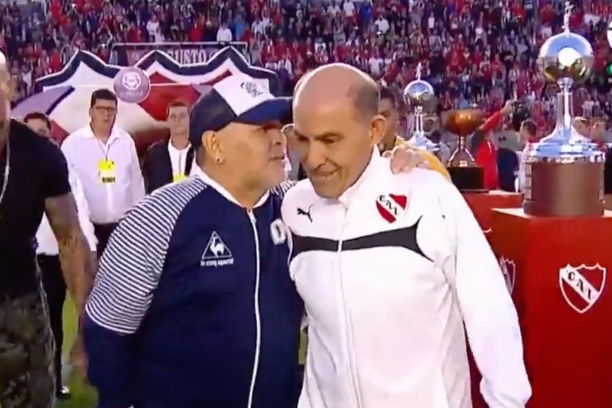 Bochini fue el ídolo de la infancia de Diego, matizada de rojo