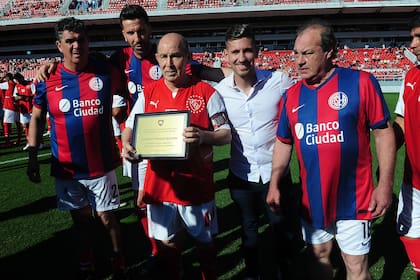 Bochini recibe una plaqueta
