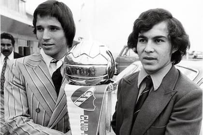 Bochini y Bertoni con el título
