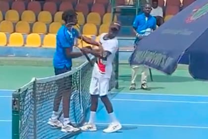 Bochorno en el tenis junior: el momento del cachetazo del francés Michael Kouame al ghanés Raphael Nii Ankrah tras perder un partido.