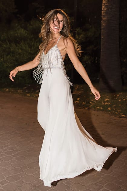 Vicky tuvo un segundo cambio ideado por Marcelo Giacobbe: un traje de corte griego con falda doble de seda, top de organza y encaje francés, con flecos de cristales.