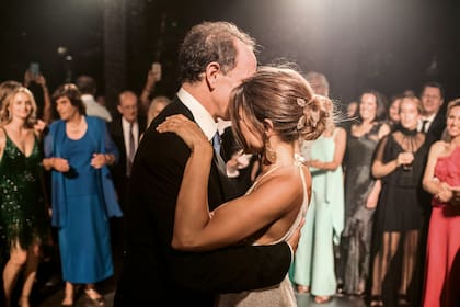 Una imagen cargada de amor para el recuerdo al momento del vals que fue interpretado por una banda de cuerdas en vivo