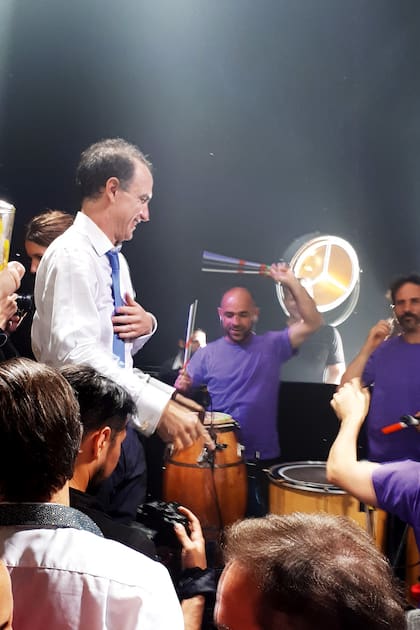 Cuando llegó la banda de tambores y redoblantes del Grupo Sarapura, los novios no pudieron evitar subirse a un parlante para bailar.