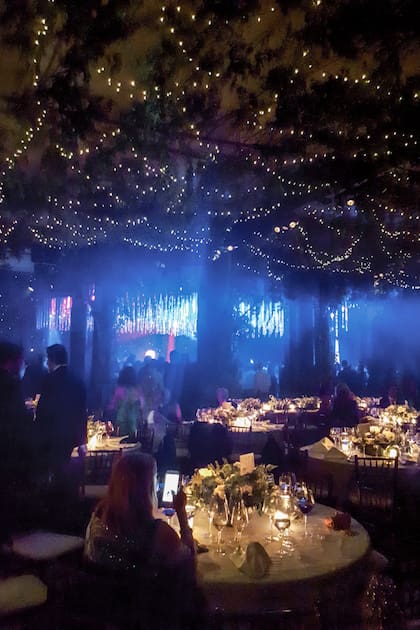 Gloria César puso su arte para recrear un jardín secreto, con flores y follaje hasta el techo, iluminado por miles de luces y velas. El menú tuvo la firma de Eat: tartare de salmón, gigot de cordero y crème brulée de dulce de leche