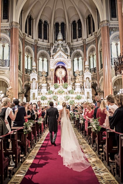 Vicky caminó del brazo de su hermano Martín al ritmo de “Pompa y circunstancia”, de Edward Elgar. En el altar de la basílica del Santísimo Sacramento la esperaba su novio, Santiago Born, con quien lleva casi cuatro años de amor