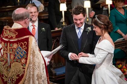 En el momento del intercambio de anillos, realizados con una pizca de oro galés, regalo de la Reina, Jack, nervioso, tuvo problemas para ponerle la alianza a Eugenia, y ella sonrió y le dijo: "tomame la mano".
