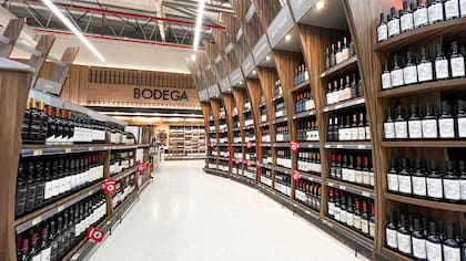 La bodega es uno de los sectores destacados del supermercado.