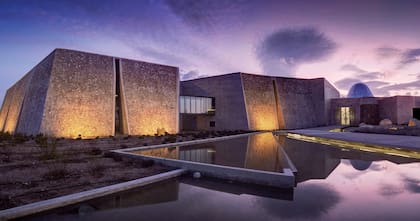 Bodega Zuccardi, en el Valle de Uco, construida con piedras, agua y arena de la zona