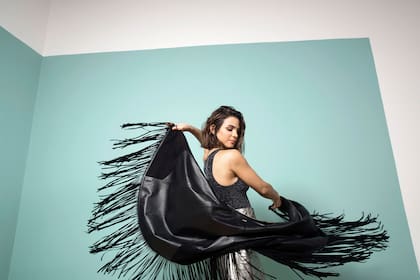 Body de lúrex (Complot, $750), mini de cuero (Comité Apparel, $4600), capa de cuero y gamuza (Uma, $16.800)