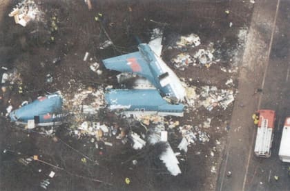 Boeing 737-400 de British Midland Airways (matrícula G-OBME), sufrió un incendio en un motor y se estrelló contra la autopista M1 durante la aproximación al aeropuerto de East Midlands.