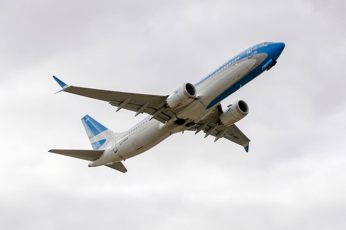 Boeing 737 MAX 8. de Aerolíneas Argentina, despegando en Aeroparque