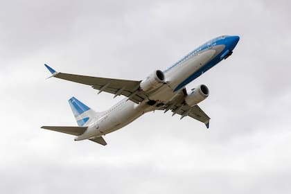 Boeing 737 MAX 8. de Aerolíneas Argentina, despegando en Aeroparque