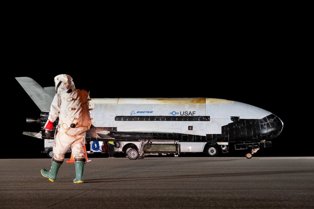 Boeing X-37B, el avión espacial que estuvo 908 días en el espacio (Foto: Twitter)