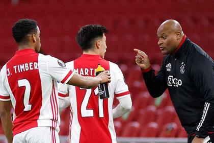 Bogarde es ayudante de campo de Ajax desde hace tres temporadas