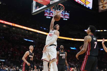 Bogdanovic anota 30, Zubac suma 26 y Clippers superan 119-104 al Heat