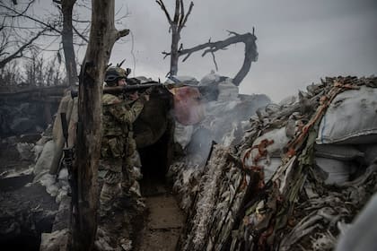 Boghdan, soldado ucraniano de la 79ª Brigada de Asalto Aéreo, dispara una granada propulsada por cohete hacia las fuerzas rusas desde una trinchera en una zona de Marinka, en el este de Ucrania, el 26 de febrero de 2023.