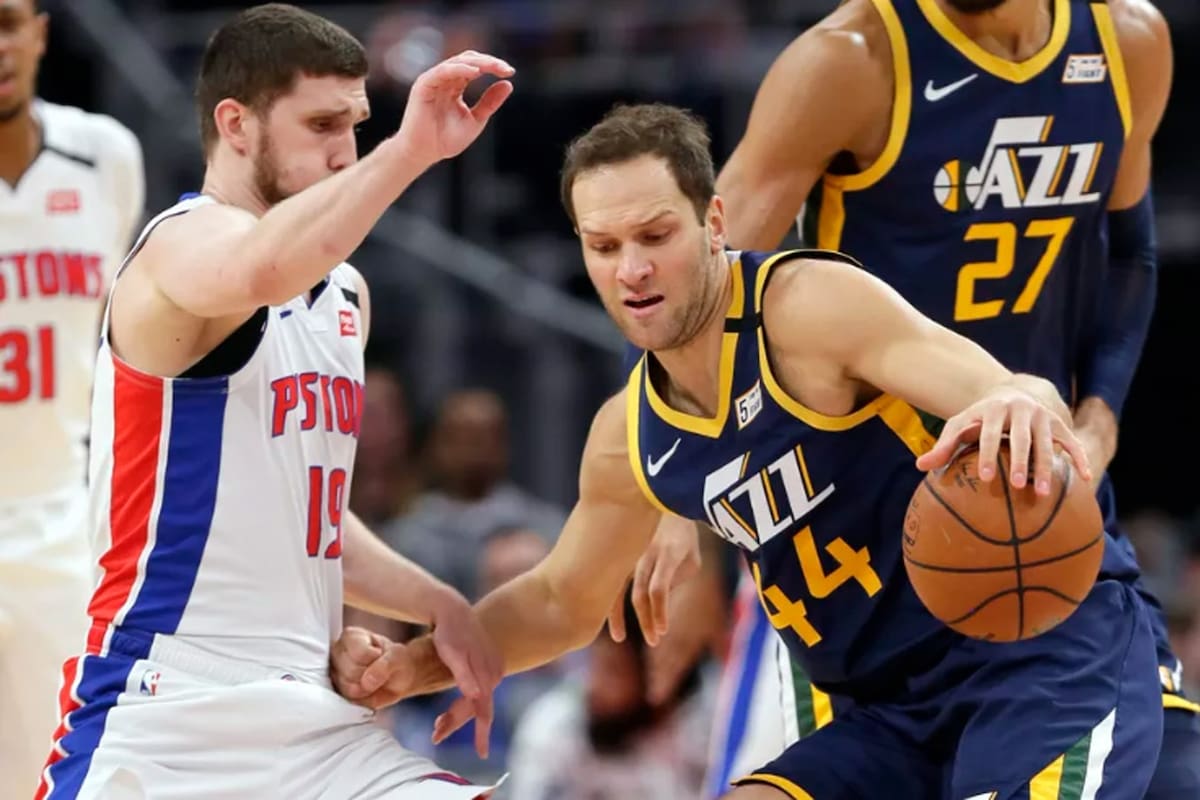 Bojan Bogdanovic (44) del Utah Jazz contra Sviatoslav Mykhailiuk (19) de los Detroit Pistons, durante la primera mitad de un partido de baloncesto de la NBA el sábado 7 de marzo de 2020 en Detroit. Duane Burleson, AP