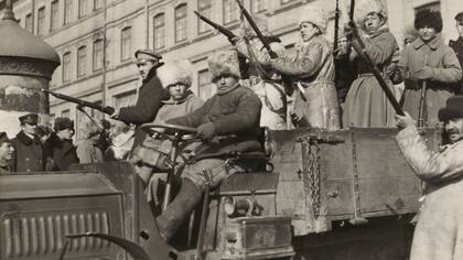 Bolcheviques con armas en un camión en Vladivostok, Rusia, en 1920, liderados por Vladimir Lenin