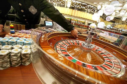 Boldt, la empresa que se quedó con la licitación para hacer patentes vehiculares, gestiona también varios casinos.