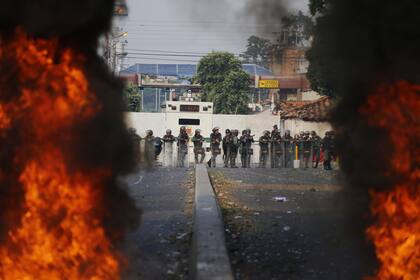 El día señalado por Juan Guaidó para el ingreso de la ayuda humanitaria en Venezuela está marcado por la tensión en las localidades fronterizas con Colombia; en la imagen, el puente Francisco De Paula Santander en Ureña