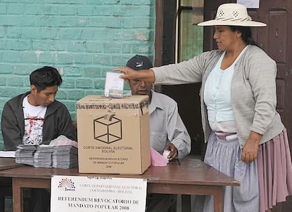 Bolivia define a su próximo presidente en balotaje