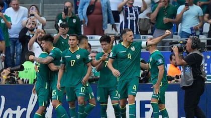 Bolivia avanzó a la final del repechaje al superar 2-1 a Surinam, con goles de Moisés Paniagua y Miguel Terceros