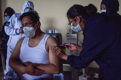 Bolivia recibirá 900.000 dosis de la vacuna de AstraZeneca y 92.430 dosis de Pfizer, las vacunas llegaran a mediados febrero.