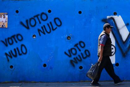 Bolivia va a elecciones con la derecha en busca de acabar dos décadas de la izquierda en el poder