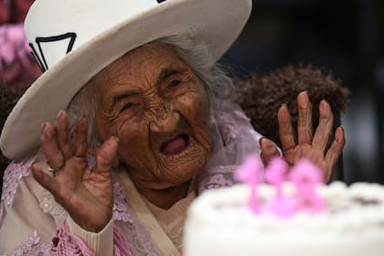 Bolivian Julia Flores Colque, known as "Mama Julia", gestures as she celebrates her 118th birthday, in Sacaba, Cochabamba department, Bolivia, on October 26, 2018. - The Quecua indigenous woman, the most long-lived in Bolivia, and probably in the world, turned 118 Friday, clear-thinking an